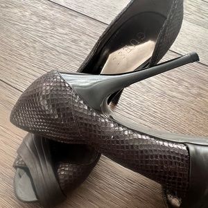 Guess size 7 per - owned